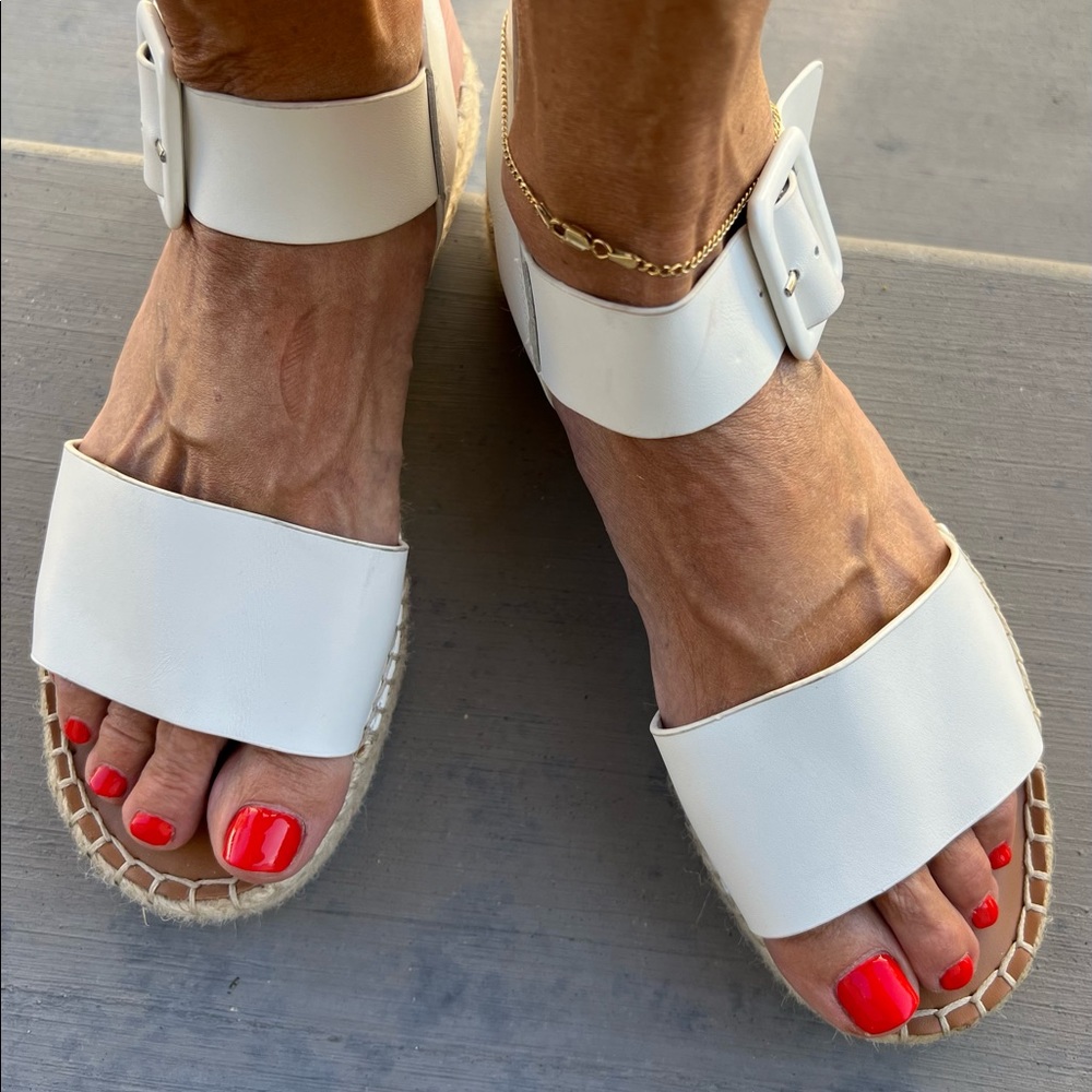 Beautiful Gianni Bini White Leather 1 in. Platform Sandals, Worn Once, 8 Med.